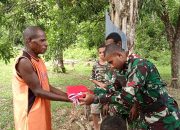 Semangat Kemerdekaan Berkibar di Kampung Sesor, Satgas TMMD Ke-129 Kodim 1807/Sorong Selatan Pasang Bendera Merah Putih